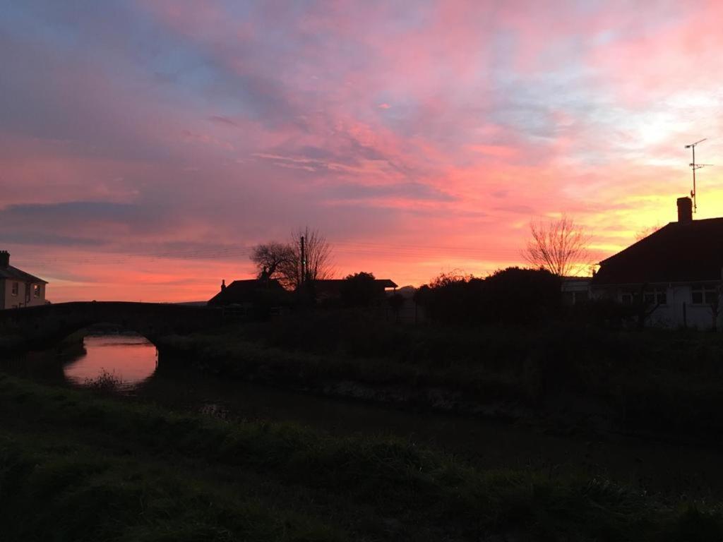 Delightful Cottage On The River Adur Close To Brighton & The Downs No Dogs Sorry Upper Beeding Exterior photo